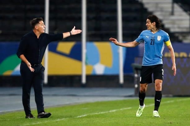 Eduardo Berizzo head coach of Paraguay argues with Edinson Cavani of Uruguay during a group A match between Uruguay and Paraguay as part of Conmebol...
