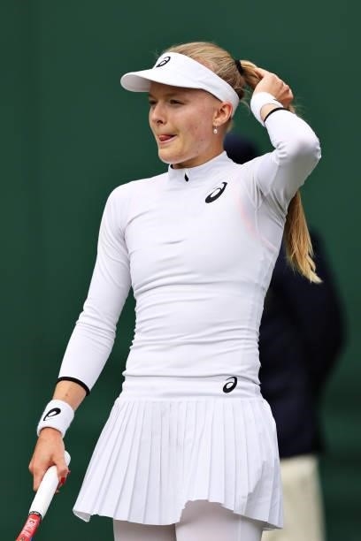 Harriet Dart of Great Britain reacts in her Ladies' Singles First Round match against Elise Mertens of Belgium during Day Two of The Championships -...