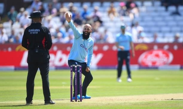 Moeen Ali of England appeals and gets Ramesh Mendis of Sri Lanka out during the 1st One Day International match between England and Sri Lanka at...