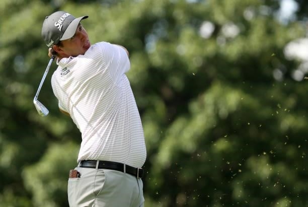 Sebb Straka plays his shot from the ninth tee during the first round of the Rocket Mortgage Classic on July 01, 2021 at the Detroit Golf Club in...