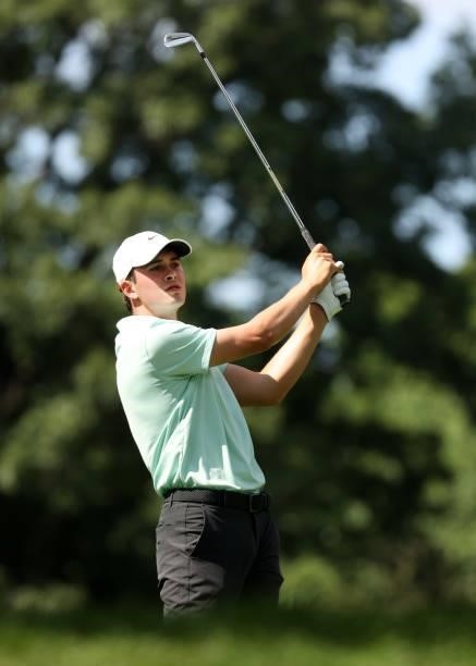 Davis Thompson plays his shot from the ninth tee during the first round of the Rocket Mortgage Classic on July 01, 2021 at the Detroit Golf Club in...
