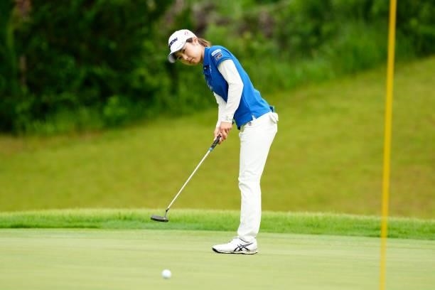 Hiromu Ono of Japan attempts a putt on the 1st green during the final round of the Sky Ladies ABC Cup at the ABC Golf Club on July 2, 2021 in Kato,...