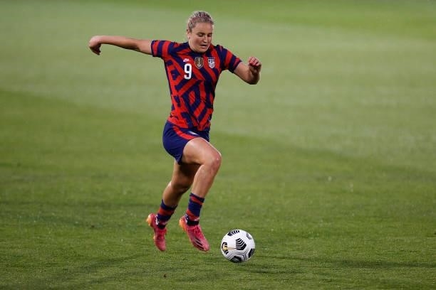 Lindsey Horan of United States dribbles downfield against Mexico during the first half at Rentschler Field on July 01, 2021 in East Hartford,...