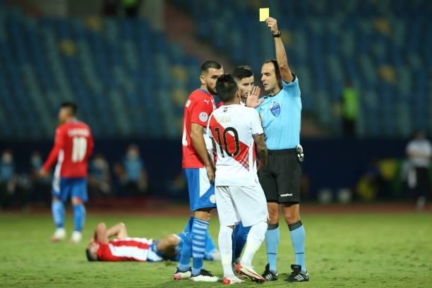 Referee Esteban Ostojich shows the yellow card to Christian Cueva of Peru during a quarterfinal match between Peru and Paraguay as part of Copa...