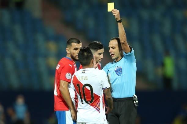 Referee Esteban Ostojich shows the yellow card to Christian Cueva of Peru during a quarterfinal match between Peru and Paraguay as part of Copa...