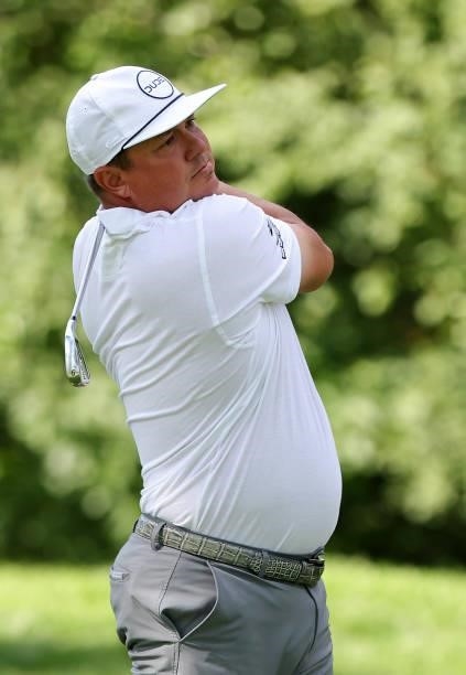 Jason Dufner plays his shot from the ninth tee during the second round of the Rocket Mortgage Classic on July 02, 2021 at the Detroit Golf Club in...