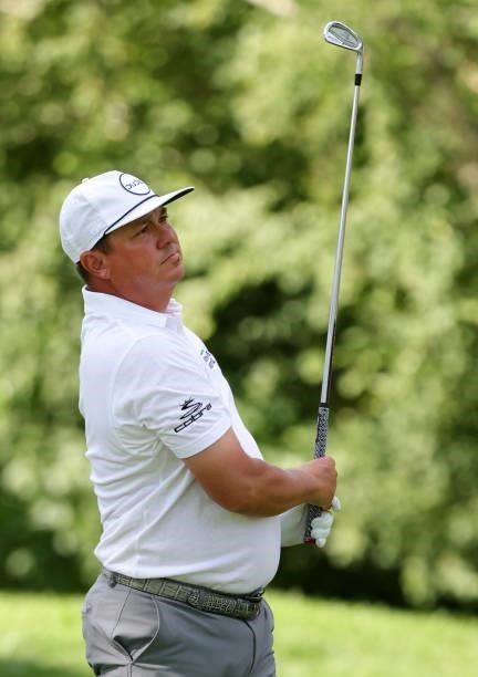 Jason Dufner plays his shot from the ninth tee during the second round of the Rocket Mortgage Classic on July 02, 2021 at the Detroit Golf Club in...