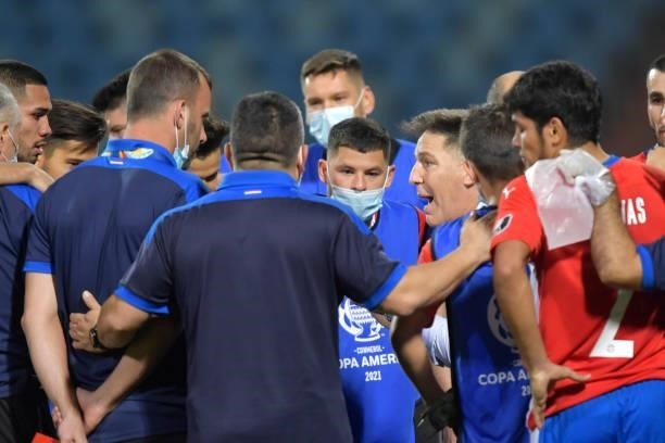 Eduardo Berizzo head coach of Paraguay talks to his players prior to the shootout after a quarterfinal match between Peru and Paraguay as part of...