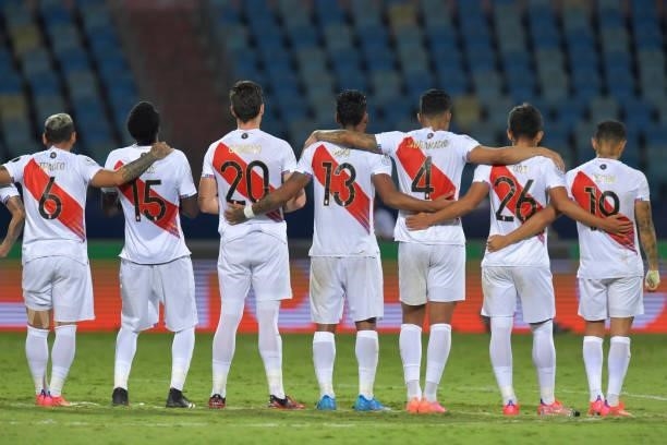 Players of Peru line up during a penalty shootout after a quarterfinal match between Peru and Paraguay as part of Copa America Brazil 2021 at Estadio...