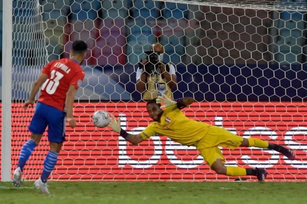 Alberto Espinola of Paraguay missing his penalty kick against Pedro Gallese goalkeeper of Peru in the shootout after a quarterfinal match between...