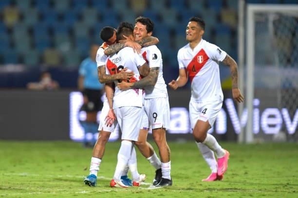 Christian Cueva of Peru celebrates with teammates Gianluca Lapadula and Ánderson Santamaría of Peru winning the match in a penalty shootout after a...