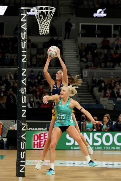 Cara Koenan of the Lightning in action during the round nine Super Netball match between Sunshine Coast Lightning and Melbourne Vixens at John Cain...