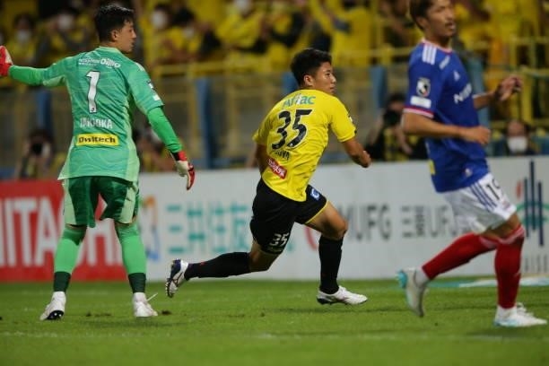 Mao HOSOYA of Kashiwa Reysol scores his side's first　goal during the J.League Meiji Yasuda J1 match between Kashiwa Reysol and Yokohama F.Marinos at...