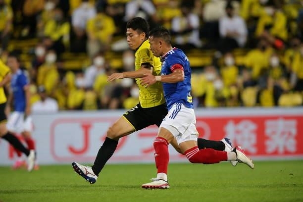 Mao HOSOYA of Kashiwa Reysol and Takuya KIDA of Yokohama F･Marinos battle for the ball during the J.League Meiji Yasuda J1 match between Kashiwa...