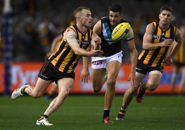 Tom Mitchell of the Hawks handballs during the round 16 AFL match between Hawthorn Hawks and Port Adelaide Power at Marvel Stadium on July 03, 2021...