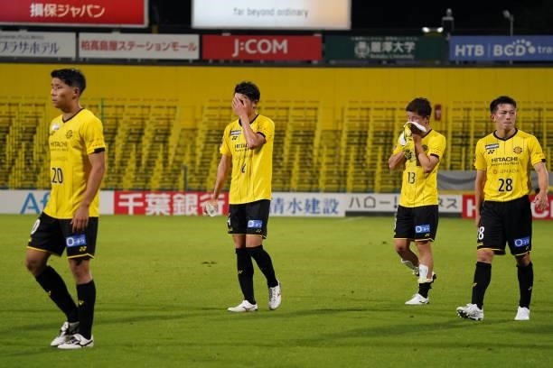 Players of Kashiwa Reysol show dejection after the J.League Meiji Yasuda J1 match between Kashiwa Reysol and Yokohama F.Marinos at Sankyo Frontier...