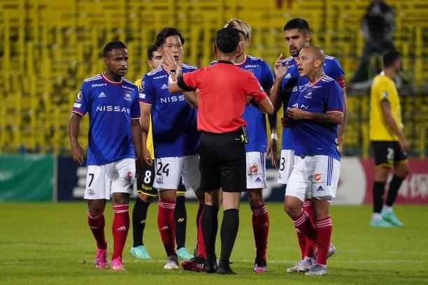 Players of Yokohama F.Marinos protest after Marcos Junior seeing a red card during the J.League Meiji Yasuda J1 match between Kashiwa Reysol and...