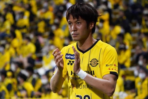 Yuta Kamiya of Kashiwa Reysol applauds fans as he leaves the pitch being injured during the J.League Meiji Yasuda J1 match between Kashiwa Reysol and...