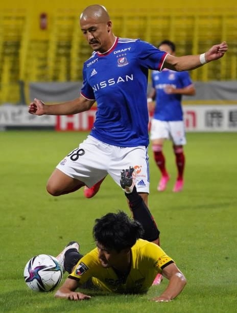 Daizen Maeda of Yokohama F.Marinos and Shunki Takahashi of Kashiwa Reysol compete for the ball during the J.League Meiji Yasuda J1 match between...