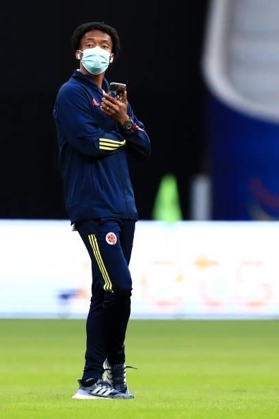 Juan Cuadrado of Colombia looks at his phone prior to a quarter-final match of Copa America Brazil 2021 between Colombia and Uruguay at Mane...