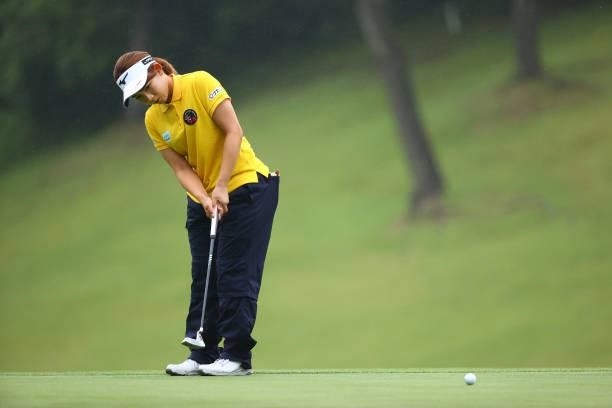 Hikaru Yoshimoto of Japan chips onto the 17th green during the rest of the third round of the Shiseido Ladies Open at Totsuka Country Club on July 4,...