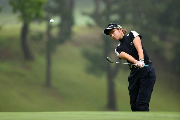 Hikari Tanabe of Japan chips onto the 17th green during the rest of the third round of the Shiseido Ladies Open at Totsuka Country Club on July 4,...