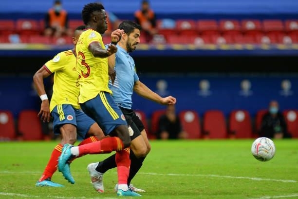 Luis Suarez of Uruguay fights for the ball with Davinson Sanchez of Colombia during a quarter-final match of Copa America Brazil 2021 between...