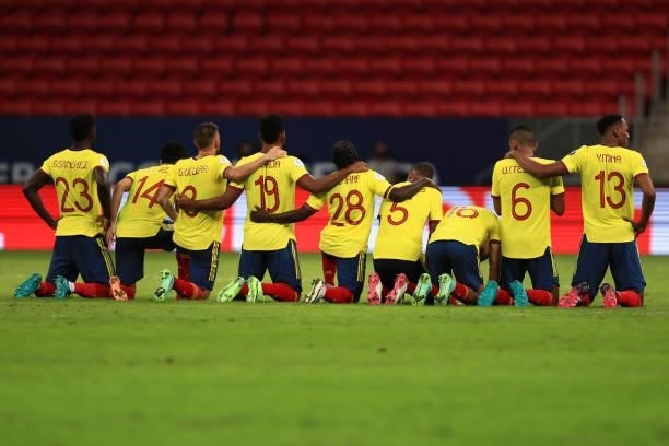 Players of Colombia line up during a penalty shootout after a quarter-final match of Copa America Brazil 2021 between Colombia and Uruguay at Mane...