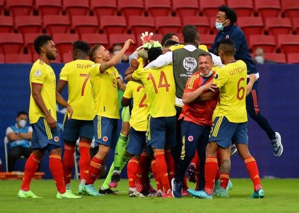 David Ospina of Colombia celebrates with teammates winning a penalty shootout after during a quarter-final match of Copa America Brazil 2021 between...