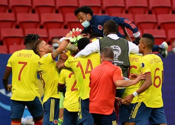 David Ospina of Colombia celebrates with teammates winning a penalty shootout after during a quarter-final match of Copa America Brazil 2021 between...