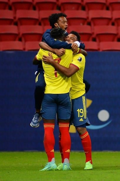 Juan Cuadrado of Colombia celebrates with teammates Duvan Zapata and Miguel Borja winning in a penalty shootout after a quarter-final match of Copa...