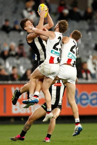 Brody Mihocek of the Magpies marks the ball during the round 16 AFL match between Collingwood Magpies and St Kilda Saints at Melbourne Cricket Ground...