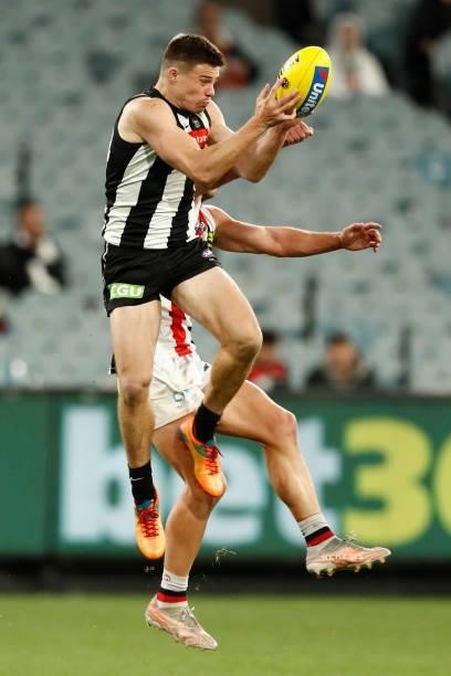 Josh Thomas of the Magpies marks the ball during the round 16 AFL match between Collingwood Magpies and St Kilda Saints at Melbourne Cricket Ground...