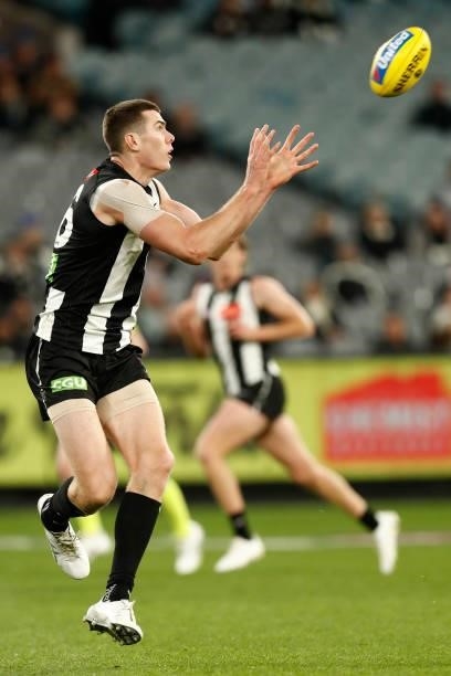 Mason Cox of the Magpies marks the ball during the round 16 AFL match between Collingwood Magpies and St Kilda Saints at Melbourne Cricket Ground on...