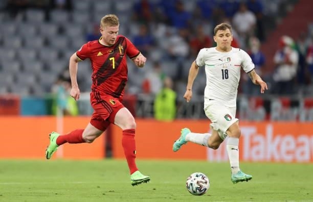 Kevin de Bruyne of Belgium controls the ball during the UEFA Euro 2020 Championship Quarter-final match between Belgium and Italy at Football Arena...