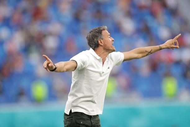 Manager Luis Enrique of Spain gives instructions during the UEFA Euro 2020 Championship Quarter-final match between Switzerland and Spain at Saint...