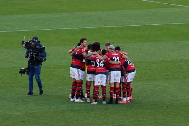 Flamengo team players pray before start a match between Flamengo and Fluminense as part of Brasileirao 2021 at Neo Quimica Arena on July 04, 2021 in...