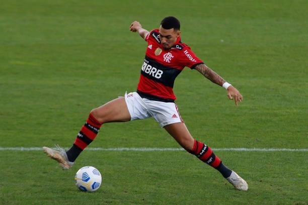 Mateuzinho of Flamengo control the ball during a match between Flamengo and Fluminense as part of Brasileirao 2021 at Neo Quimica Arena on July 04,...