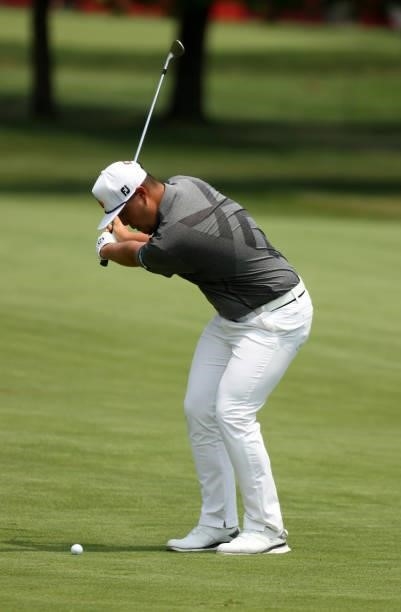 Sungjae Im of South Korea plays his shot on the third hole during the final round of the Rocket Mortgage Classic on July 04, 2021 at the Detroit Golf...