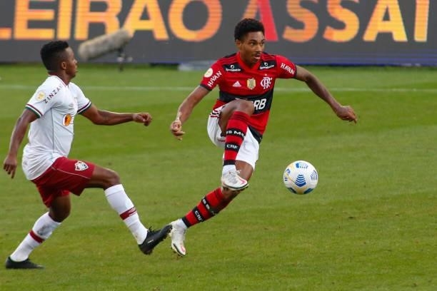 Vitinho of Flamengo fights for the ball against Cazares of Fluminense during a match between Flamengo and Fluminense as part of Brasileirao 2021 at...