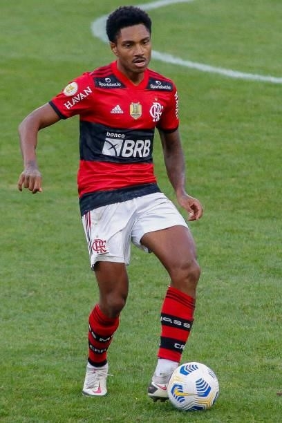 Vitinho of Flamengo controlsthe ball during a match between Flamengo and Fluminense as part of Brasileirao 2021 at Neo Quimica Arena on July 04, 2021...