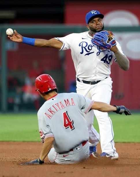 Hanser Alberto of the Kansas City Royals throws toward first for a double play as Shogo Akiyama of the Cincinnati Reds slides into second during the...