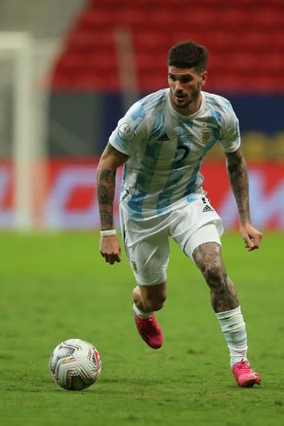 Rodrigo De Paul of Argentina controls the ball during a semi-final match of Copa America Brazil 2021 between Argentina and Colombia at Mane Garrincha...