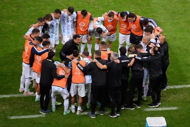 Head coach of Argentina Lionel Scaloni talks with his players before a shootout after a semi-final match of Copa America Brazil 2021 between...