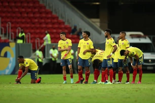 Players of Colombia line up during a penalty shootout after a semi-final match of Copa America Brazil 2021 between Argentina and Colombia at Mane...