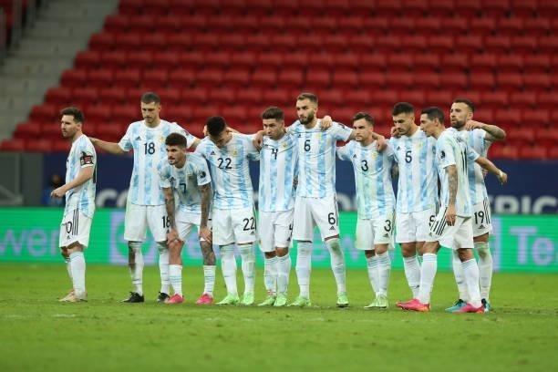 Players of Argentina line up during a penalty shootout after a semi-final match of Copa America Brazil 2021 between Argentina and Colombia at Mane...