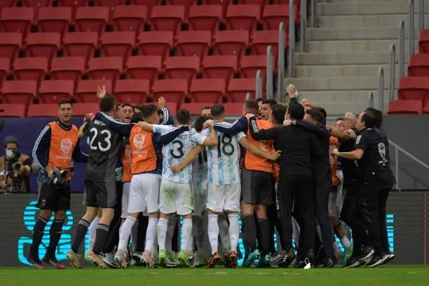 Players of Argentina celebrate winning a penalty shootout after a semi-final match of Copa America Brazil 2021 between Argentina and Colombia at Mane...