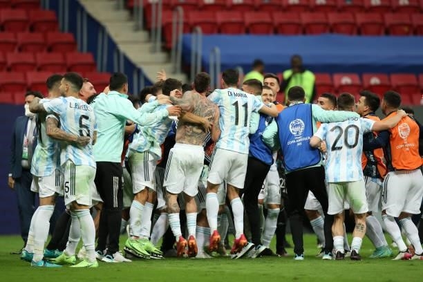 Angel Di Maria of Argentina celebrates with teammates winning a penalty shootout after a semi-final match of Copa America Brazil 2021 between...