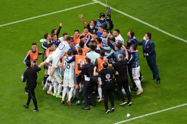Players of Argentina celebrate winning a penalty shootout after a semi-final match of Copa America Brazil 2021 between Argentina and Colombia at Mane...