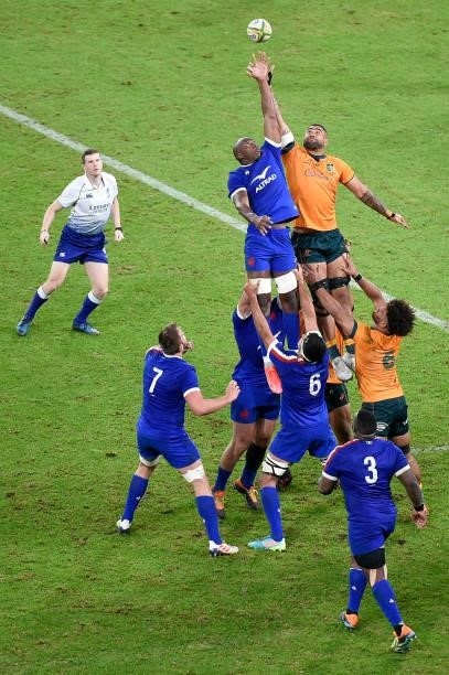 Sekou Macalou of France and Lukhan Salakaia-Loto of the Wallabies compete in the lineout during the international Test match between the Australia...